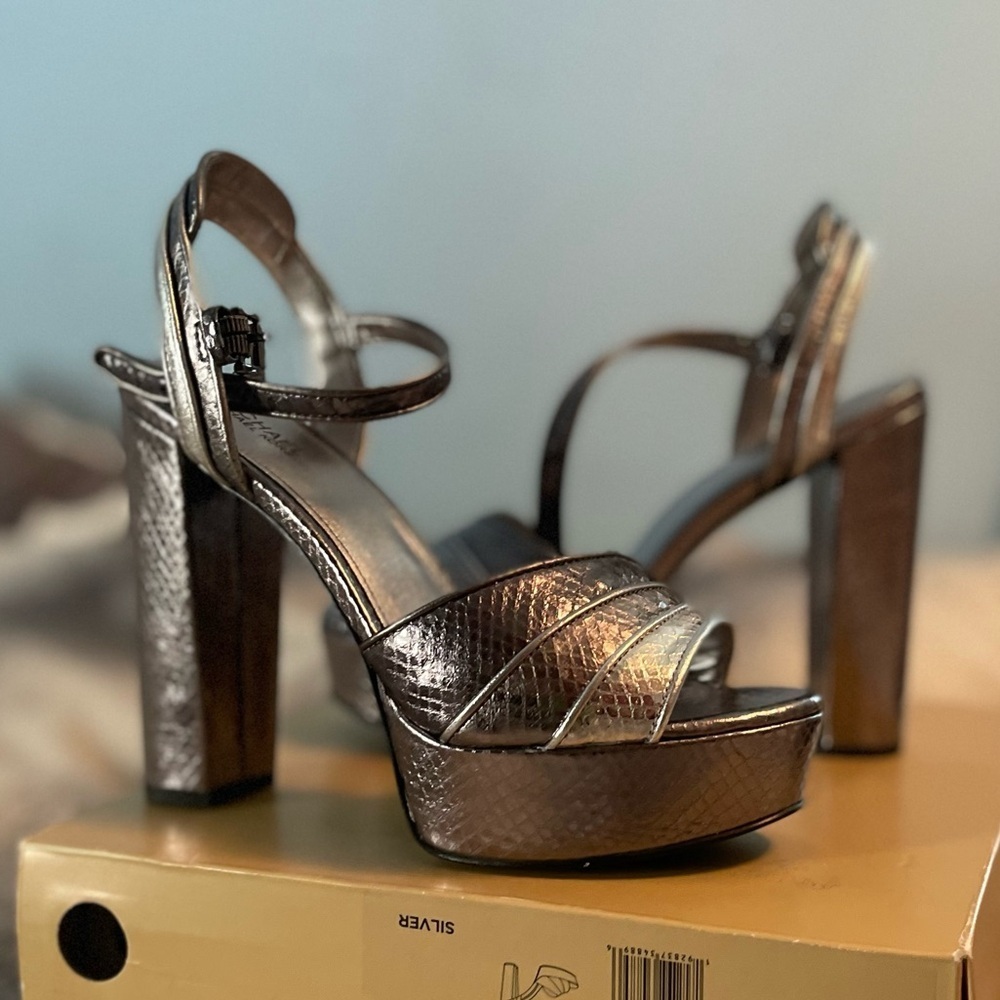 MICHAEL Michael Kors Harper Platform Sandal - Metallic Silver, Size 6.5 - Picture 6 of 12
